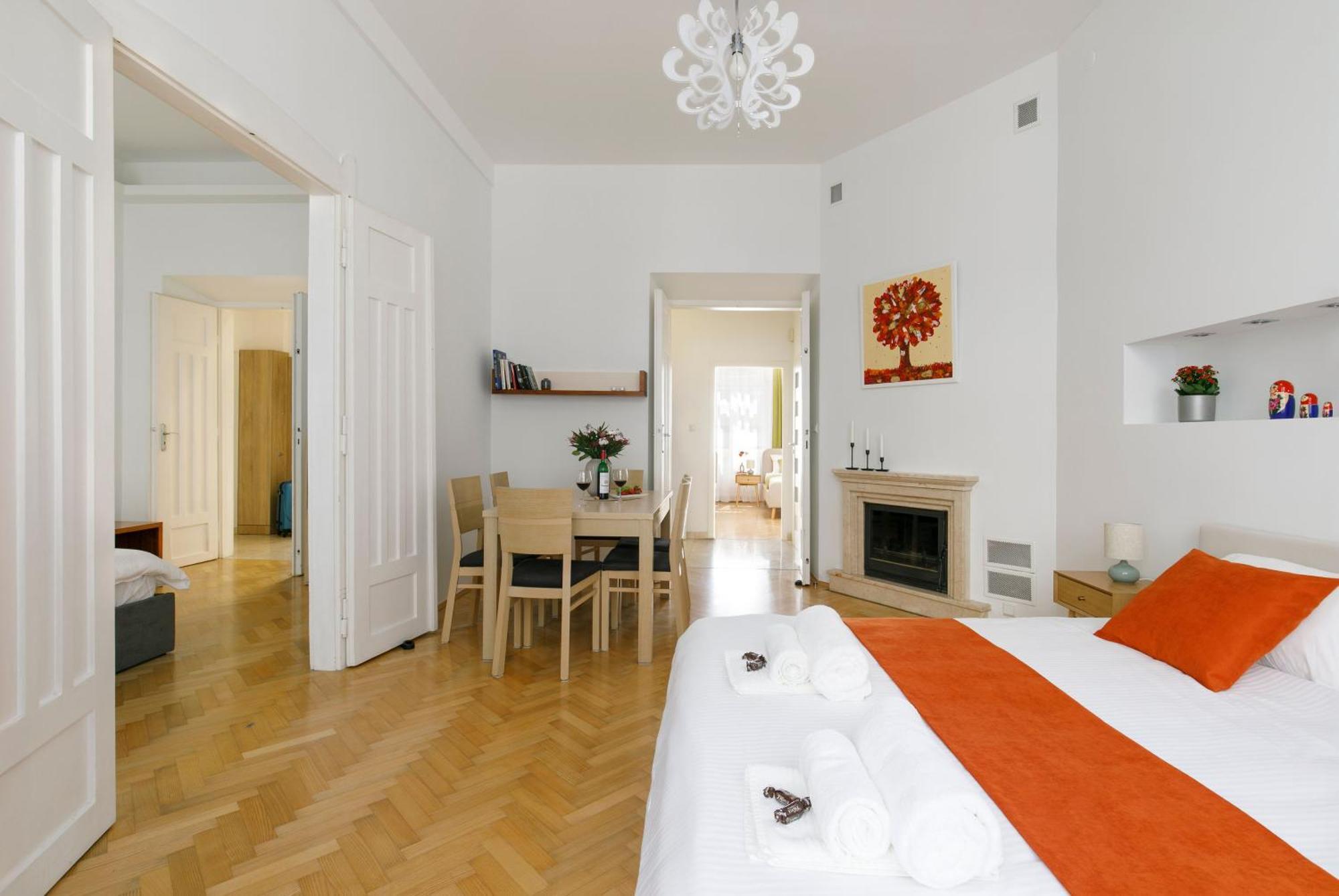 Maison Elegance 3 Bedroom Old Town Flat *